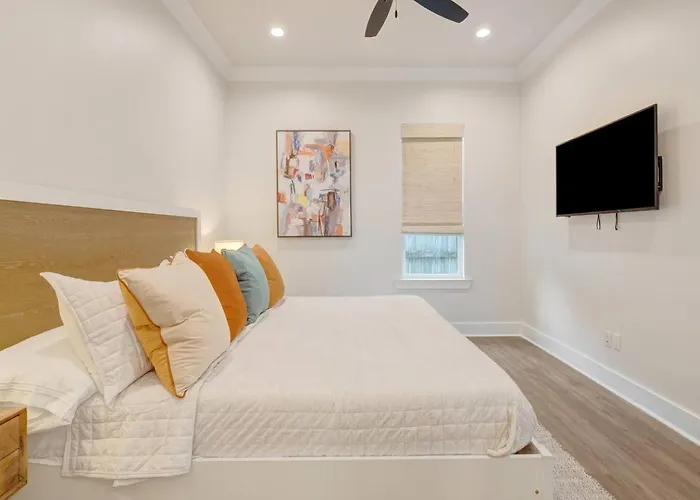 Holiday home Brand New Upscale Townhome In Heart Of *