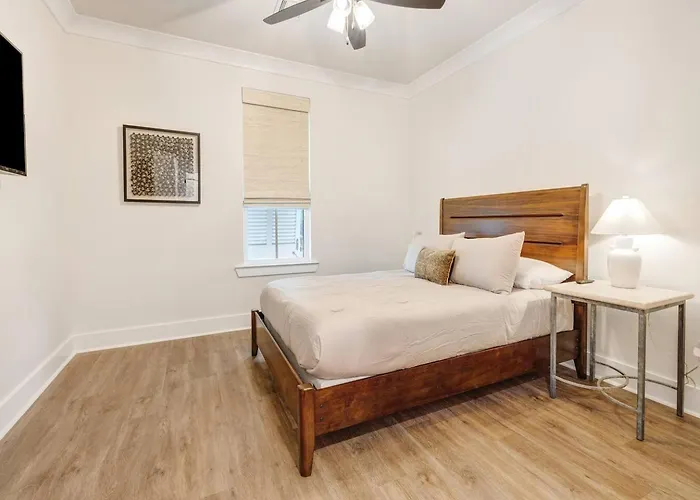 Holiday home Brand New Upscale Townhome In Heart Of